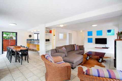 Ross Cres Spacious Private Beach House - QLD Tourism 2