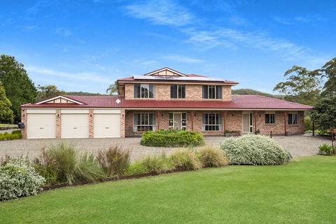 Roxy - A Secluded Luxury Estate Near Berry, Where Serenity Meets Family Comfort - Queensland Tourism 1