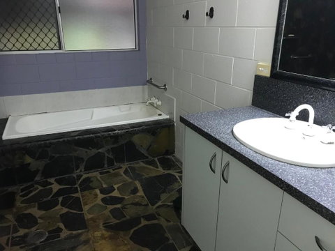 Royal Palm Cottage, Entire Two Bedroom 2 Bathroom House With Pool - QLD Tourism 3