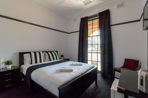 Royal Hotel Ryde - QLD Tourism 0