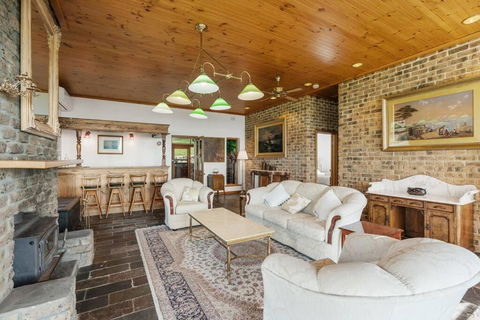 Rustic Cottage - Queensland Tourism 1