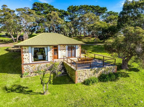 Rustic Cottage - Queensland Tourism 0