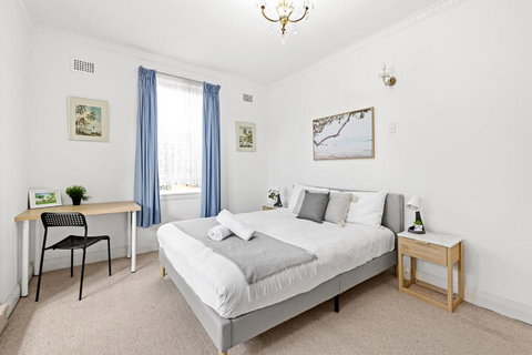 Rustic Queen Room - Seconds To Stores & Eateries - Shared Bathroom - QLD Tourism 3