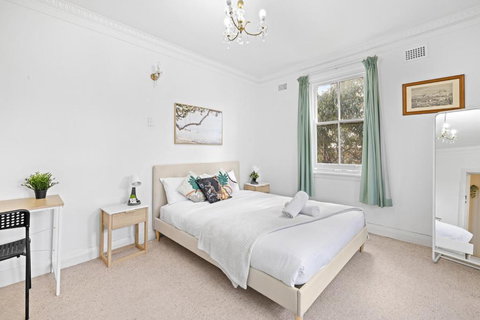 Rustic Queen Room - Seconds To Stores & Eateries - Shared Bathroom - QLD Tourism 2