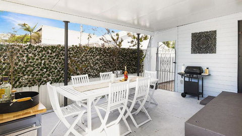 Salamander Sweet Foreshore Drive - Queensland Tourism 0