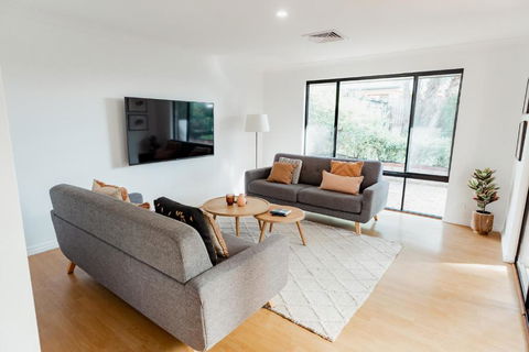 Salhus - Sleep In King Beds & Easy Walk To Town - Queensland Tourism 1