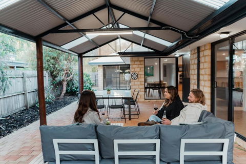Salhus - Sleep In King Beds & Easy Walk To Town - Queensland Tourism 0