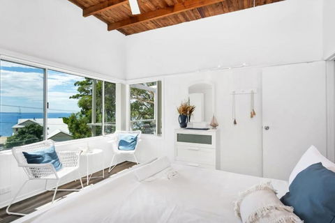 Sally Beach House With Ocean Views - Queensland Tourism 1