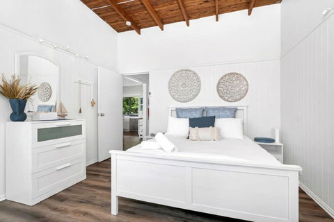 Sally Beach House With Ocean Views - Queensland Tourism 2