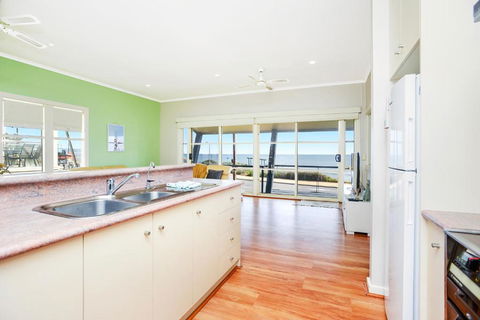 Salt - Aldinga Beach - C21 SouthCoast Holidays - Queensland Tourism 3