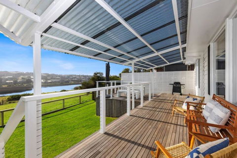 SALTWATER HOUSE - Opposite The Beach And Views Over The Lake! - QLD Tourism 1