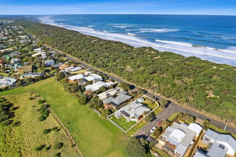 SALTWATER HOUSE - Opposite The Beach And Views Over The Lake! - QLD Tourism 0