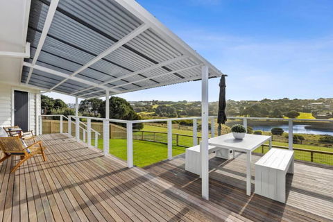 SALTWATER HOUSE - Opposite The Beach And Views Over The Lake! - QLD Tourism 3