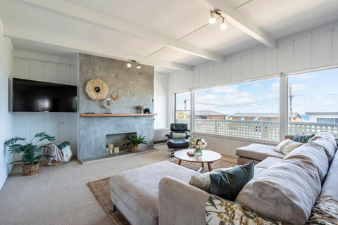 Saltwater Terrace With Panoramic Ocean Views - Queensland Tourism 1