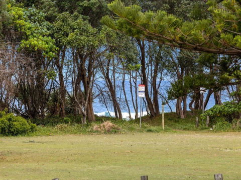 Salty Kisses On Marine Parade - Queensland Tourism 1