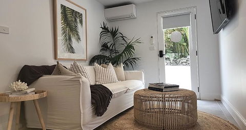 SALTY PALMS -Seaside Studio Apartment - QLD Tourism 3