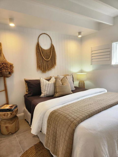 SALTY PALMS -Seaside Studio Apartment - QLD Tourism 1