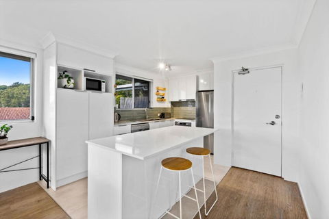 Salty Sea Breeze Apartment 500m To Waters Edge - Queensland Tourism 1