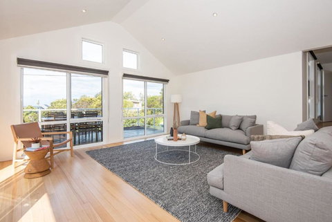 Salty Shores Smiths Beach - Queensland Tourism 2