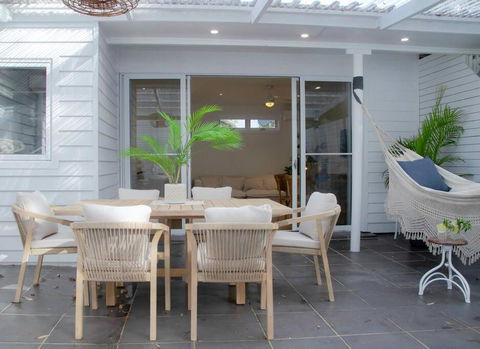 SALTY SNOOZE - Your Coastal Holiday House - QLD Tourism 1
