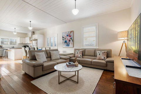 Sampson Cottage - Historic Charm - Queensland Tourism 3