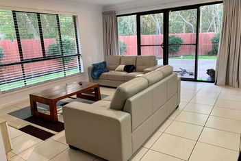 Sandstone Point Sleeps 10, 4-bedroom Home with QLD Tourism