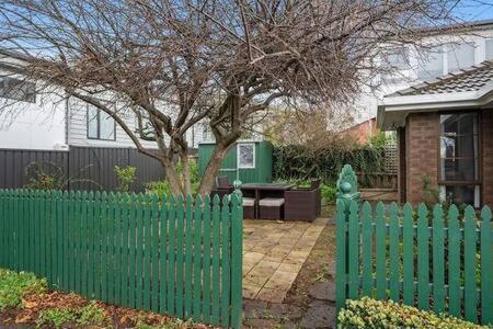 Sandy Bay Cozy Cottage Close To CBD - Queensland Tourism 3