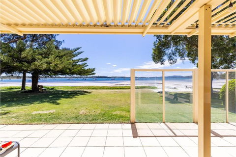 Sandy Beach House Corlette Unit 1 Waterfront WI-FI Aircon - Queensland Tourism 1