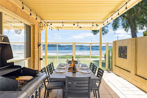 Sandy Beach House Corlette Unit 1 Waterfront WI-FI Aircon - Queensland Tourism 3