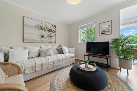 Sandy Days - Queensland Tourism 0