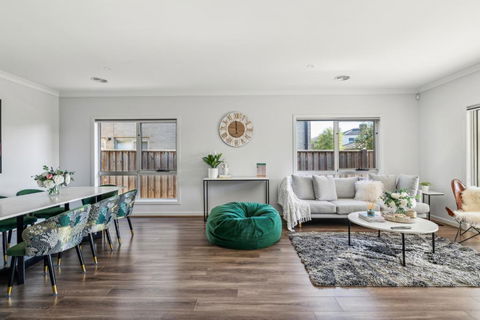 Shine Point Cook - Elegant Home Sweet Home - Queensland Tourism 1