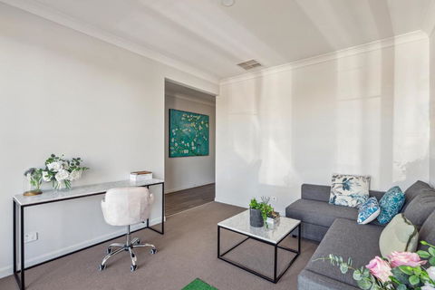 Shine Point Cook - Elegant Home Sweet Home - Queensland Tourism 3