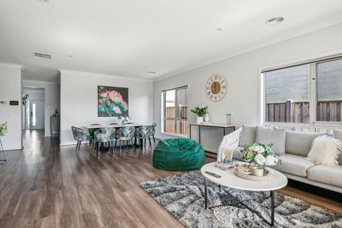 Shine Point Cook - Elegant Home Sweet Home - Queensland Tourism 0