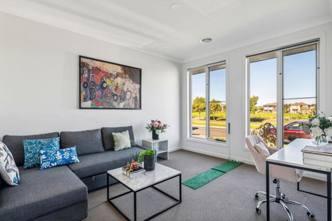 Shine Point Cook - Elegant Home Sweet Home - Queensland Tourism 2