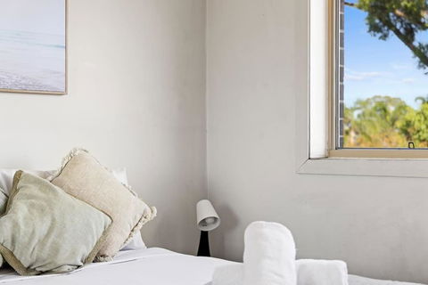 Serene Double Room In Revesby - Mins To Eateries & Shops - Shared Bathroom - Queensland Tourism 2