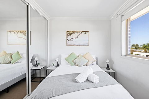 Serene Double Room In Revesby - Mins To Eateries & Shops - Shared Bathroom - Queensland Tourism 1