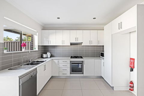 Serene Double Room In Revesby - Mins To Eateries & Shops - Shared Bathroom - Queensland Tourism 3