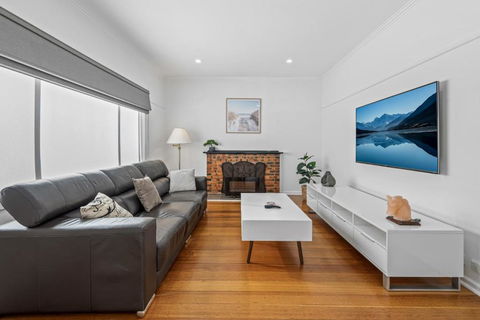 Spacious 3-Bed With Outdoor Dining Near Airport - Queensland Tourism 0