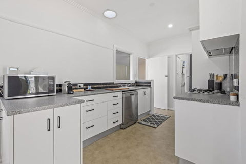 Spacious 3-Bed With Outdoor Dining Near Airport - Queensland Tourism 3
