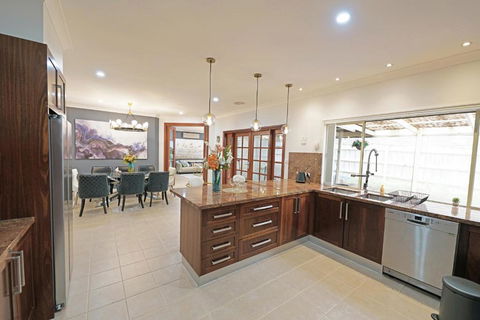 Spacious 5BR House In Hallam Near Bunjil Place - Queensland Tourism 2