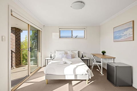 Spacious Double Ensuite Room In Revesby - Seconds To Shops - Queensland Tourism 1