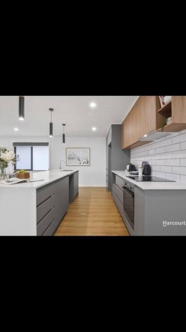 Spacious House Close To Hobart CBD WiFi And New Sony QLED Smart TV - QLD Tourism 0