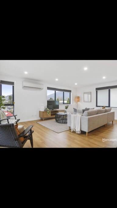 Spacious House Close To Hobart CBD WiFi And New Sony QLED Smart TV - QLD Tourism 1