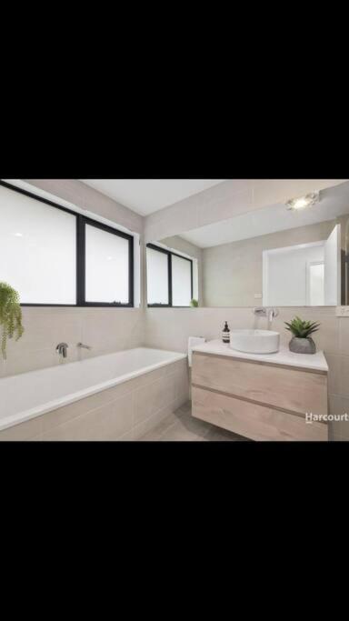 Spacious House Close To Hobart CBD WiFi And New Sony QLED Smart TV - QLD Tourism 3