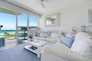 Stunning 2-BR Waterfront Apartment in Palm Beach!