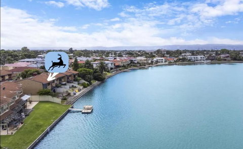 Stunning Lake View Townhouse-Dream Staycation - QLD Tourism 0