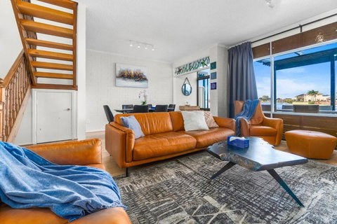 Stunning Lake View Townhouse-Dream Staycation - QLD Tourism 2