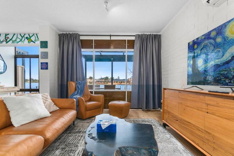 Stunning Lake View Townhouse-Dream Staycation - QLD Tourism 3