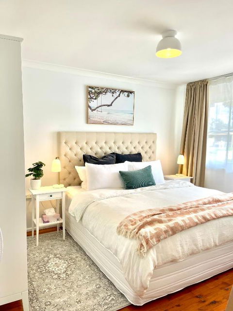 Sunshine Retreat Modern 3BR Haven - Queensland Tourism 0