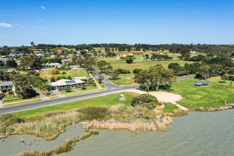 The Blue House On Lake Albert - QLD Tourism 3